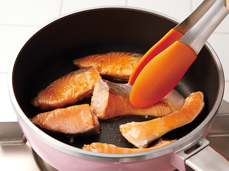 ・香煎鮭魚：使用食材本身的油脂，不加任何油就能煎煮，不讓身體攝取過多的油脂。食用含有豐富的omega-3脂肪酸和蛋白質，讓大人小孩都能頭好壯壯。