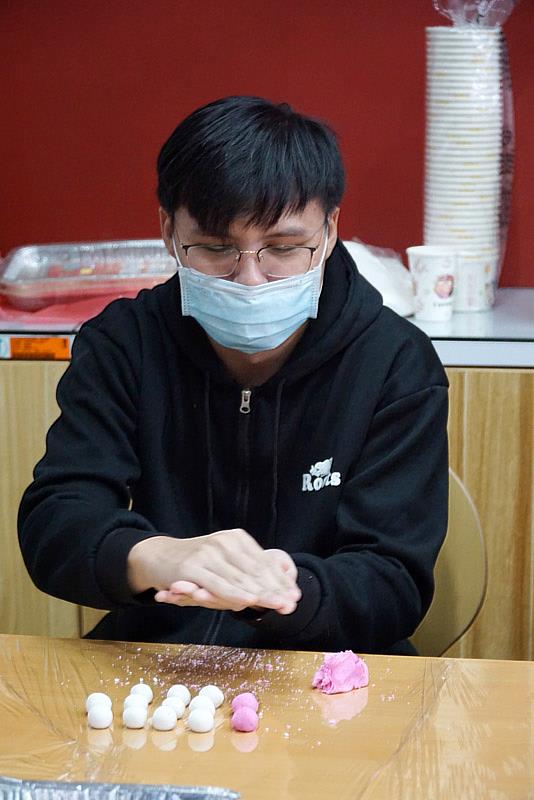 大葉大學馬來西亞學生陳健威說，以前每年都會去阿媽家搓湯圓