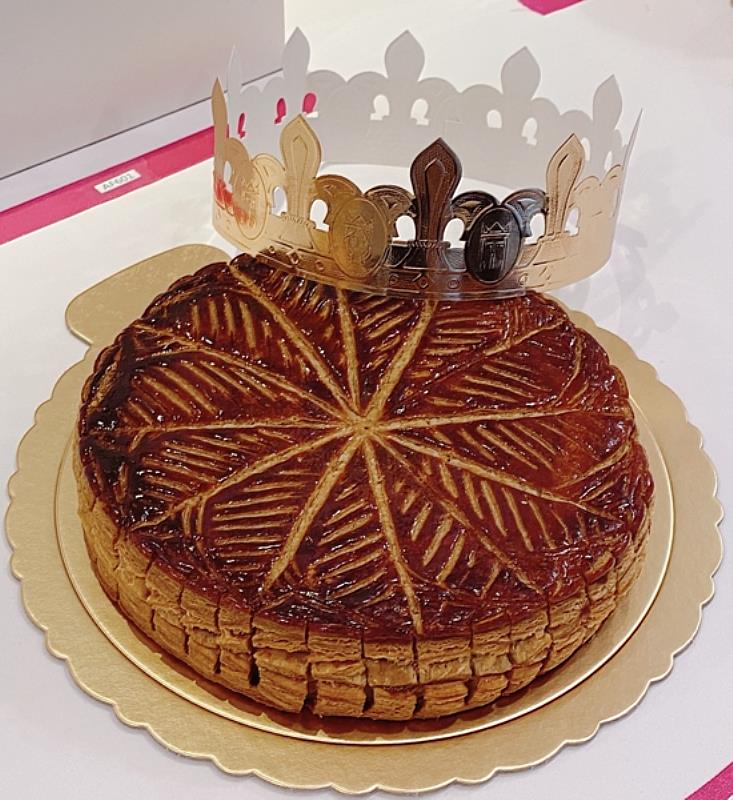 南臺科大餐旅系學生譚民祥榮獲「2021台灣蛋糕協會聖誕節蛋糕技藝競賽」社會組創意國王派優勝之作品。