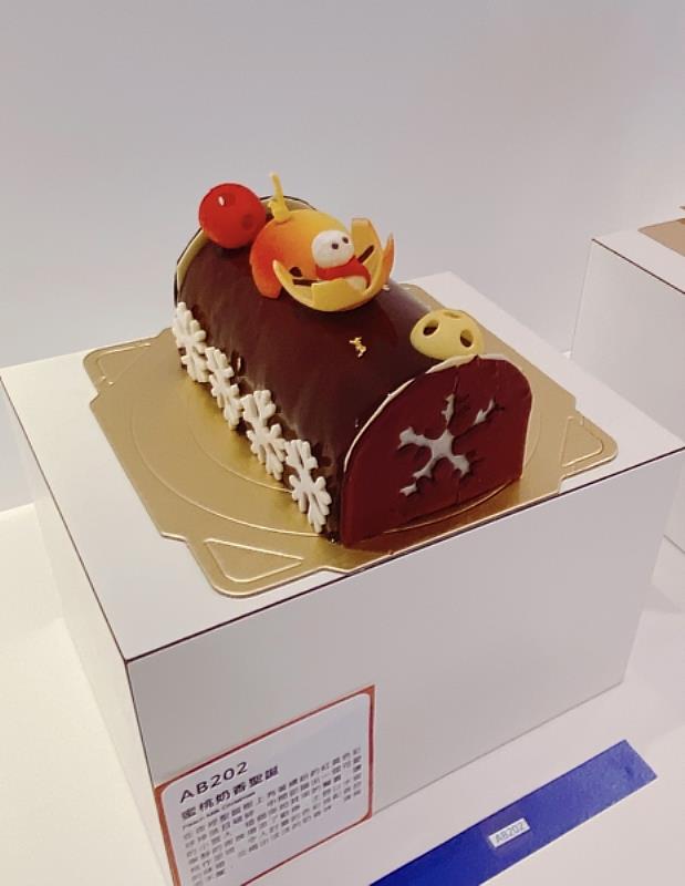 南臺科大餐旅系學生江語芳榮獲「2021台灣蛋糕協會聖誕節蛋糕技藝競賽」職業組柴薪蛋糕冠軍之作品-蜜桃奶香聖誕。