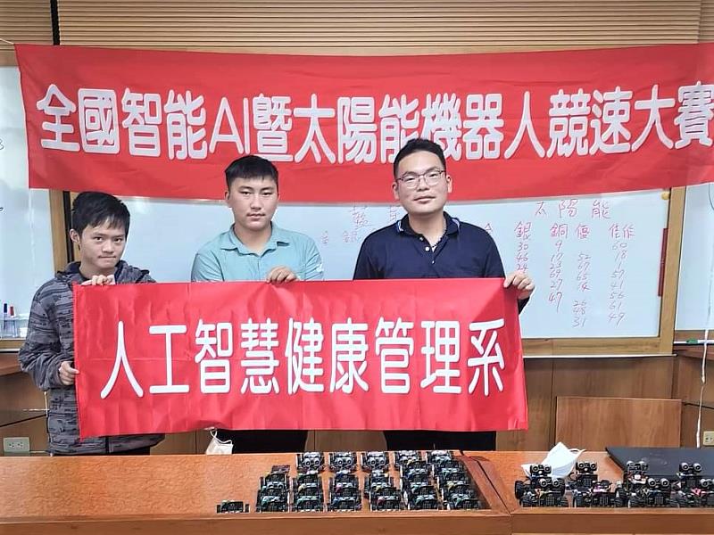 中臺科大AI系陳煒傑同學(中間)與師長合照