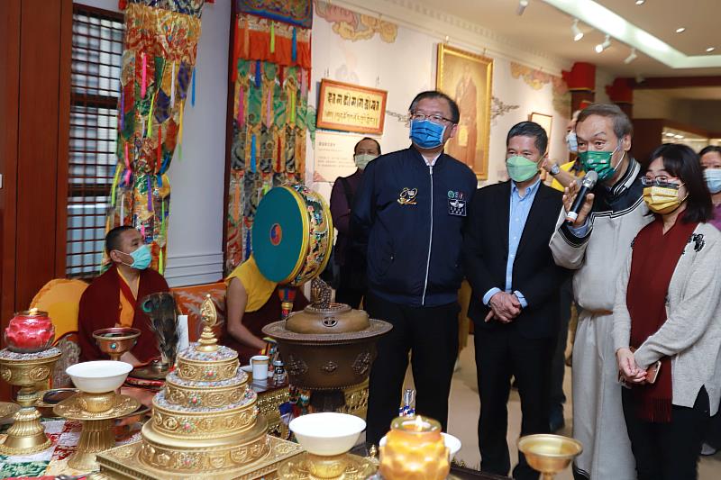 蒙藏文化中心主任海中雄(右2)向文化部長李永得(左2)、立法委員李德維(左1)及立法委員林奕華(右1)介紹章嘉大師紀念堂