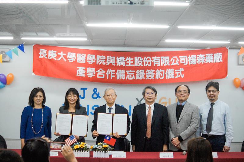 湯明哲校長(左三)與田中美由紀總經理(左二)代表簽署產學合作備忘錄。