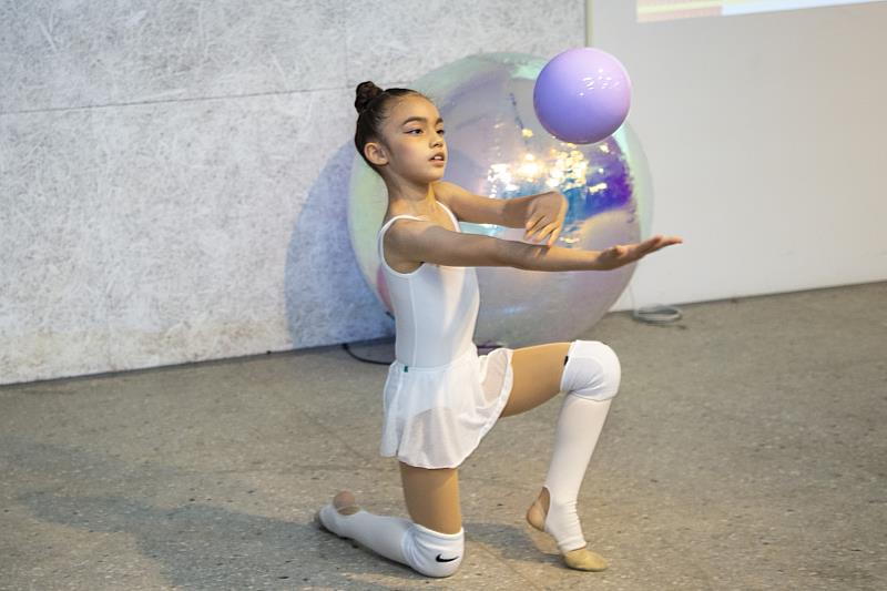 本屆光影藝術節將有結合光與體操的表演，記者會上體操小選手李昕霏也帶片段演出。