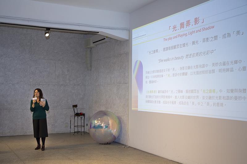 策展人曾鈺涓說明本屆光影藝術節活動規劃及參展作品