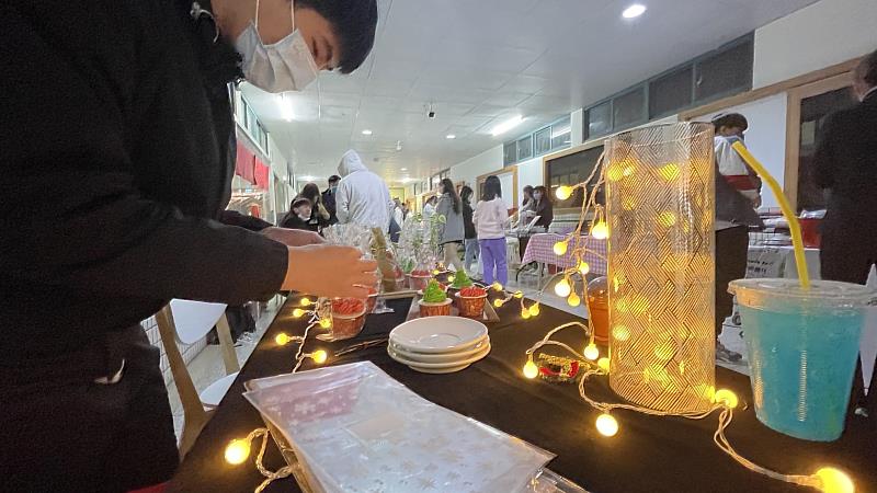 學生展示聖誕文創商品
