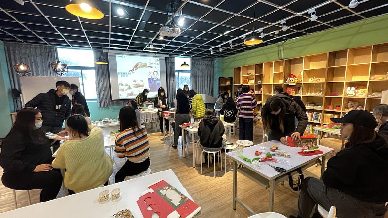 開南大學三創基地秀聖誕快閃