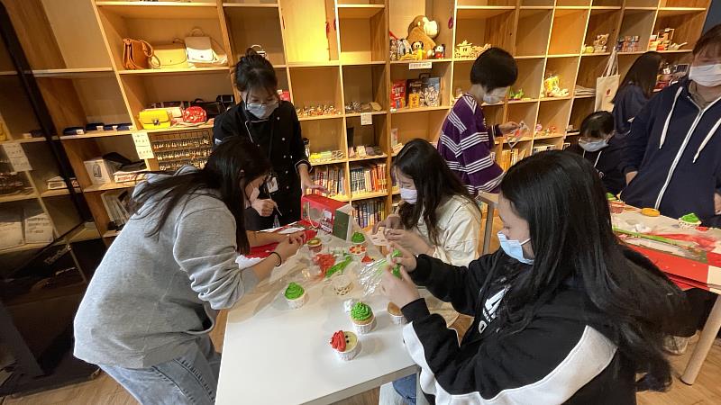 開大觀光系馮燕燕老師親自示範耶誕杯子蛋糕手做DIY及包裝產品