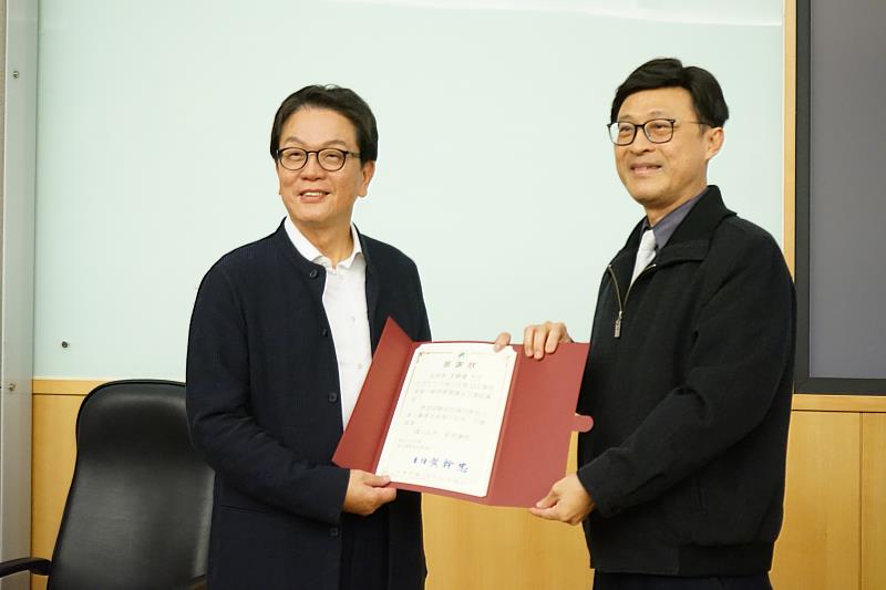 房管系黃幹忠主任(右)致贈感謝狀予王明成董事長(左)