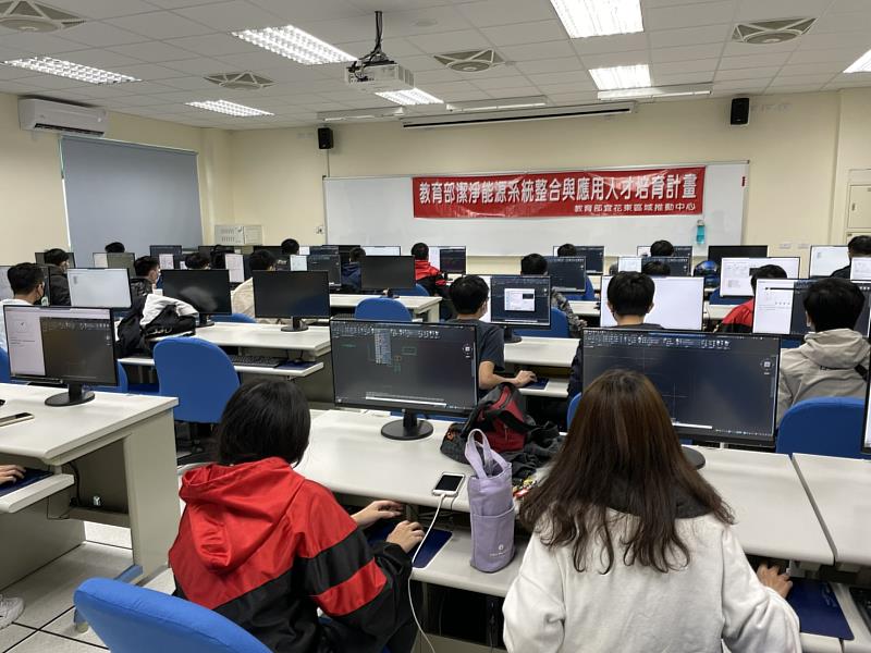 東華大學辦理教育部潔能系統整合與應用人才培育計畫之專業技訓課程。