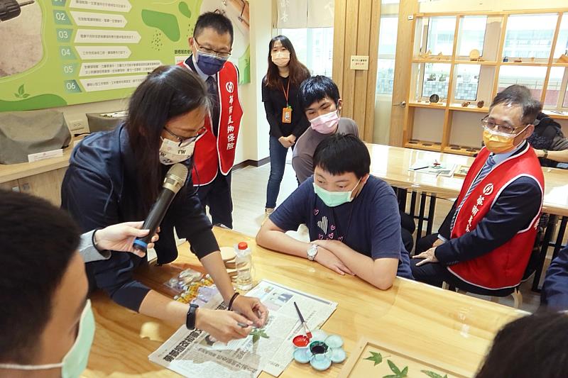 透過手作課程不僅幫助身心障礙學員有效提升專注度與細膩度，也能增進人際互動機會。