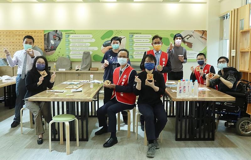 與會貴賓參與小作所杯墊拓印體驗，與身心障礙學員體驗手作樂趣。