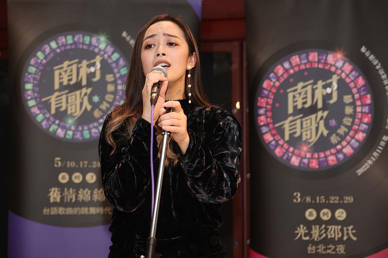 舞思愛演唱鄧麗君經典名曲《千言萬語》。圖／聯合數位文創提供