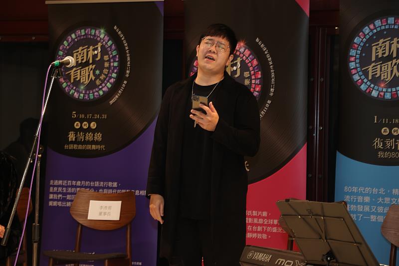 歌手陳章健現場即興演唱《愛情宣言》。圖／聯合數位文創提供