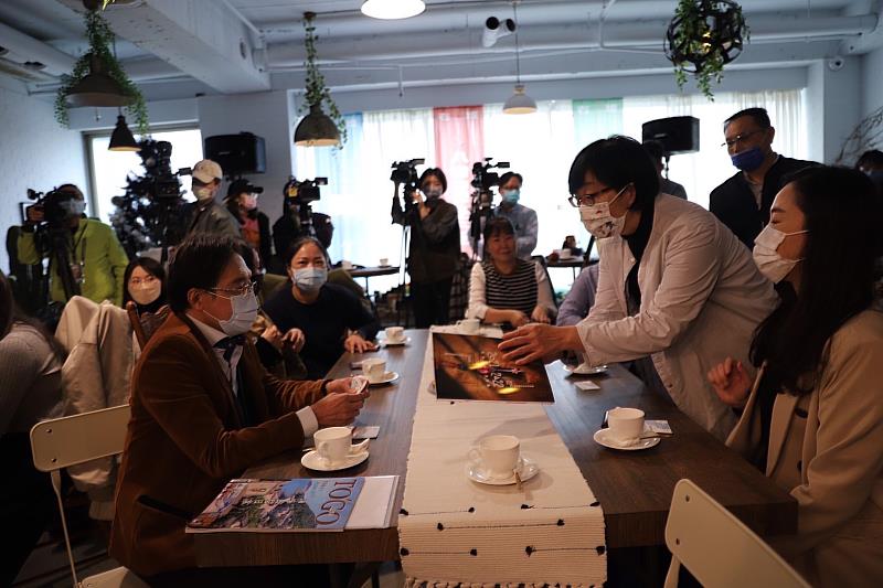 型男主廚江舟航，從餐桌上探尋六堆印象，由味覺領路，一同品嘗庄頭中的好故事