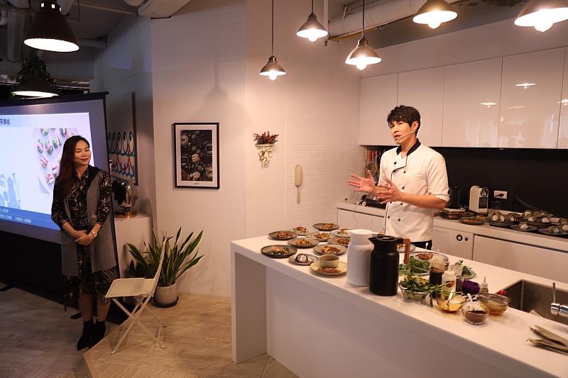 六堆型男主廚江舟航到現場，示範3道富有當地風味的餐點