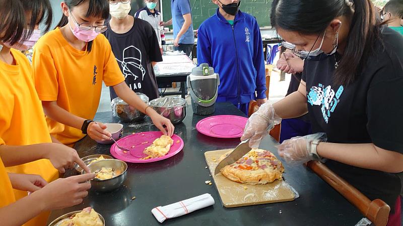 後壁高中帶領東原國中學生，運用悶烤方式，完成自己獨一無二的Pizza