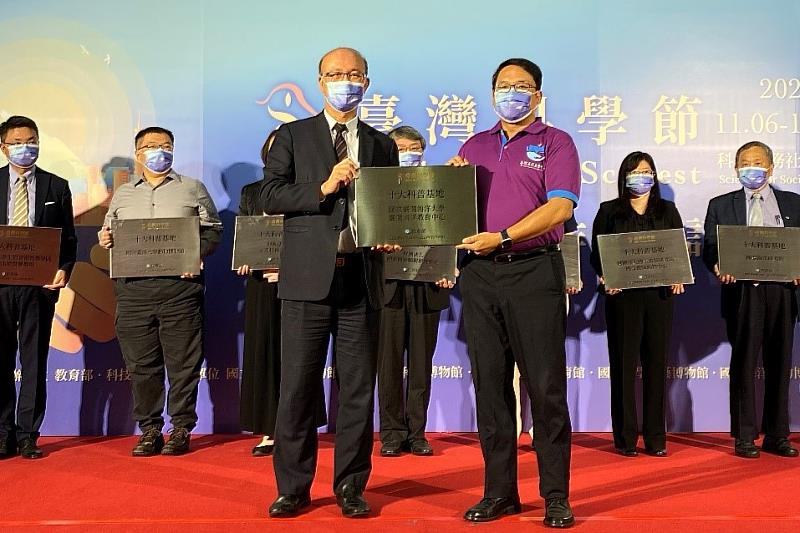 教育部林騰蛟次長(左)於2021第二屆臺灣科學節起跑記者會頒贈科普基地牌匾予張正杰主任(右)