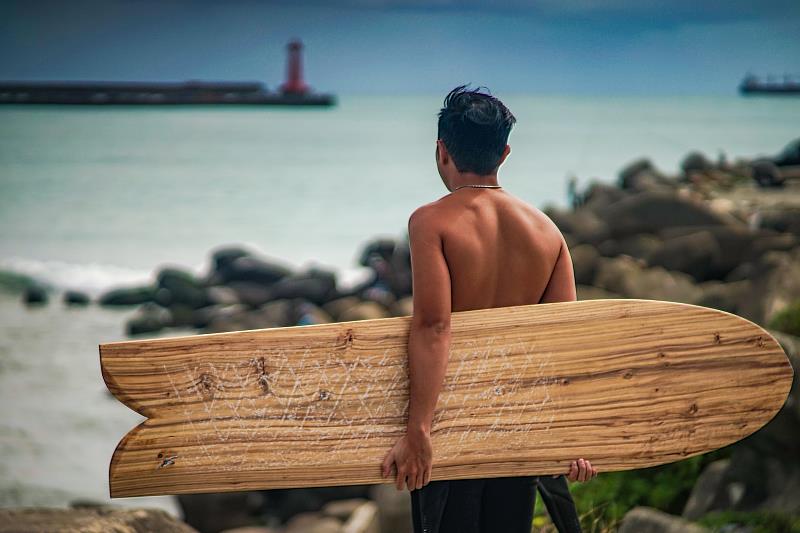 國產材衝浪板展示照