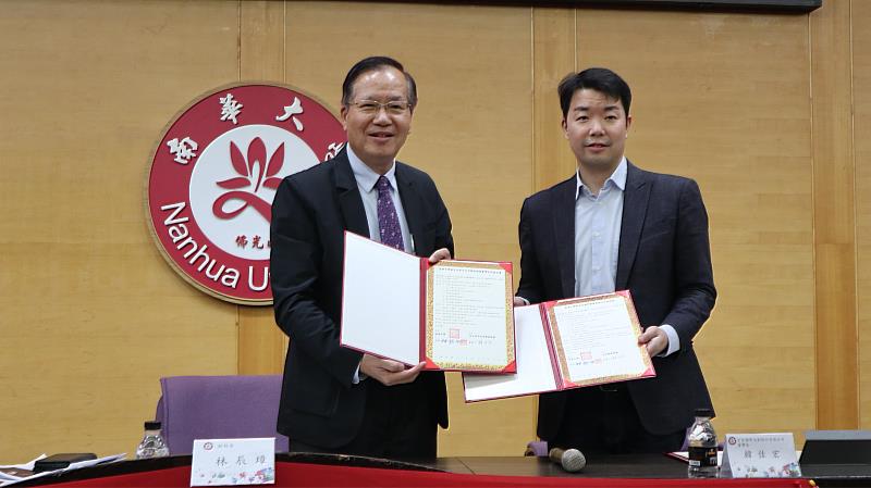 南華大學邀請宏智國際集團韓佳宏董事長蒞校演講，，雙方亦簽訂產學合作協定書。
