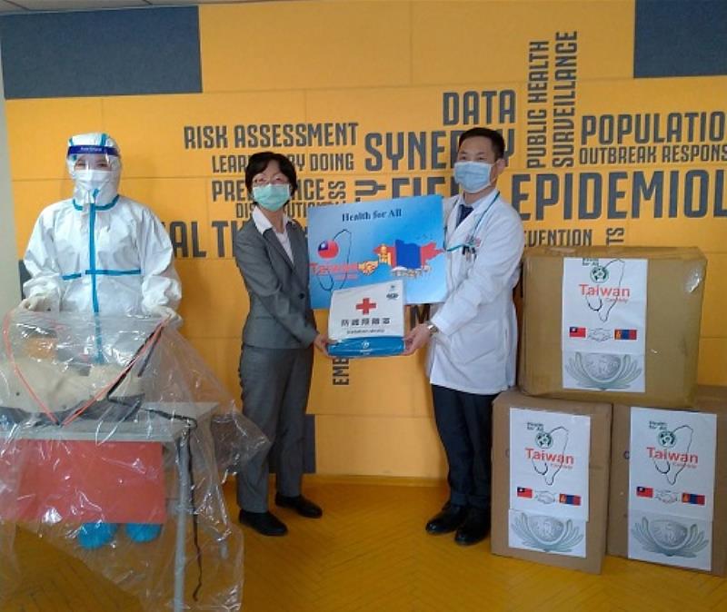 臺灣政府與民間合捐200件「防疫隔離罩」給蒙古國家傳染病中心(NCCD)，協助守護蒙古急救醫療人員健康安全。
