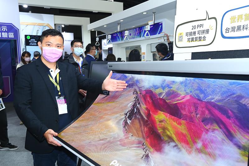 【圖2】2021 TAITRONICS & AIoT Taiwan 智慧顯示未來館之最新產品-曲面顯示螢幕。