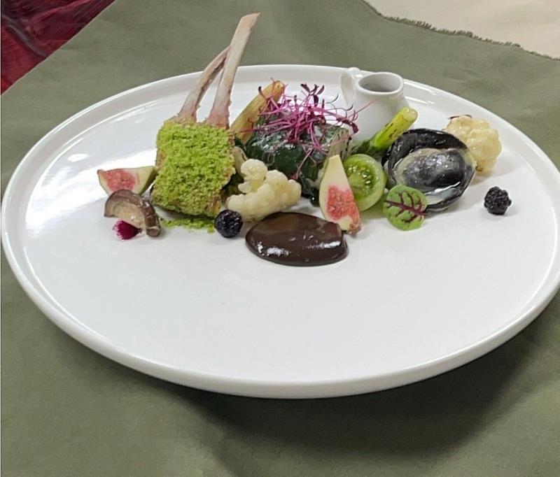 元培餐管系顏名宏同學主菜展示金牌