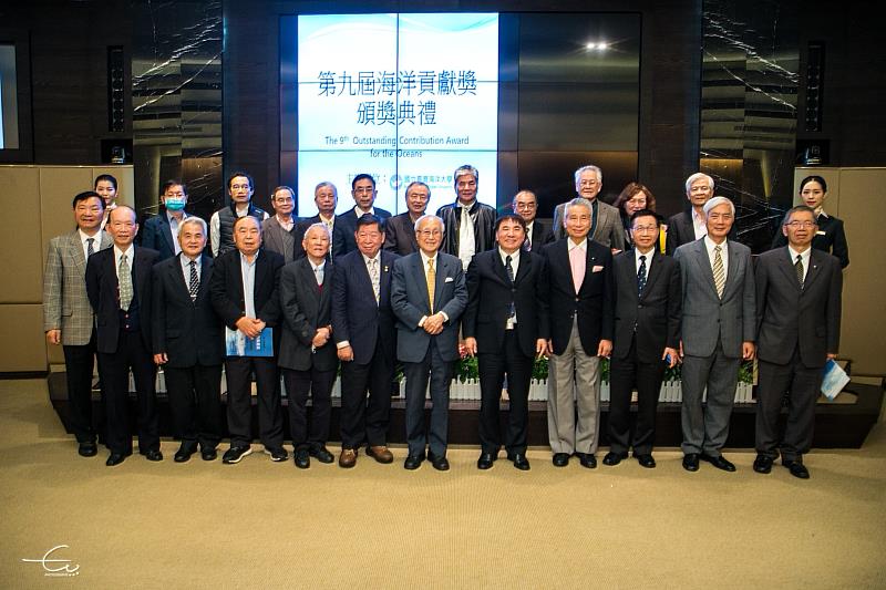 第九屆海洋貢獻獎得主廖一久院士與現場貴賓合影