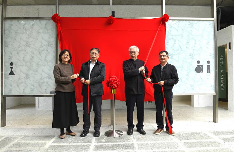 國美館梁永斐館長(右2)﹑汪佳政副館長（左2）﹑亢寶琴主任秘書（左1）以及秘書室劉木鎮主任（右1）共同揭幕