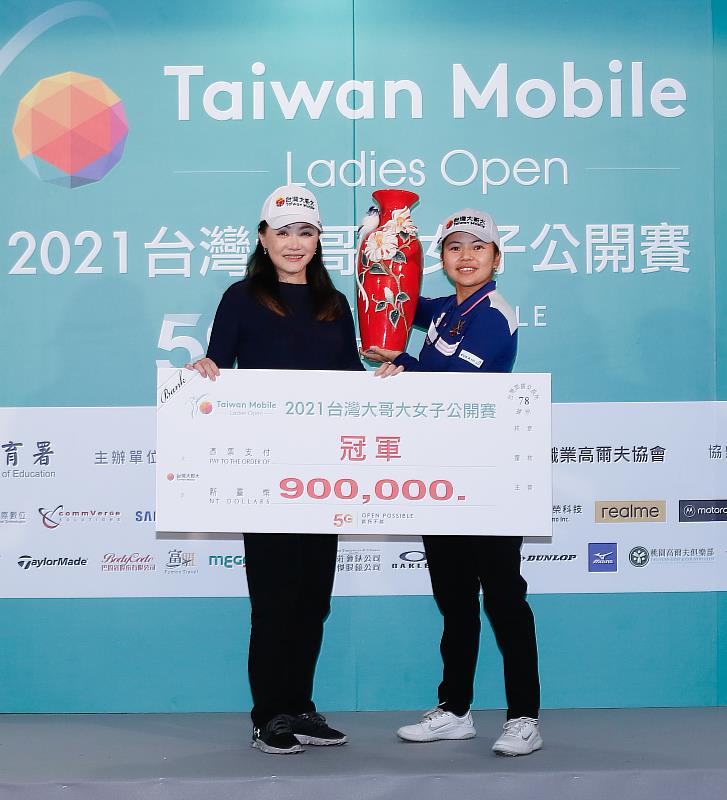 今年台灣大女子公開賽冠軍徐薇淩(右)與台灣大副總經理劉麗惠在頒獎典禮後合影留念。