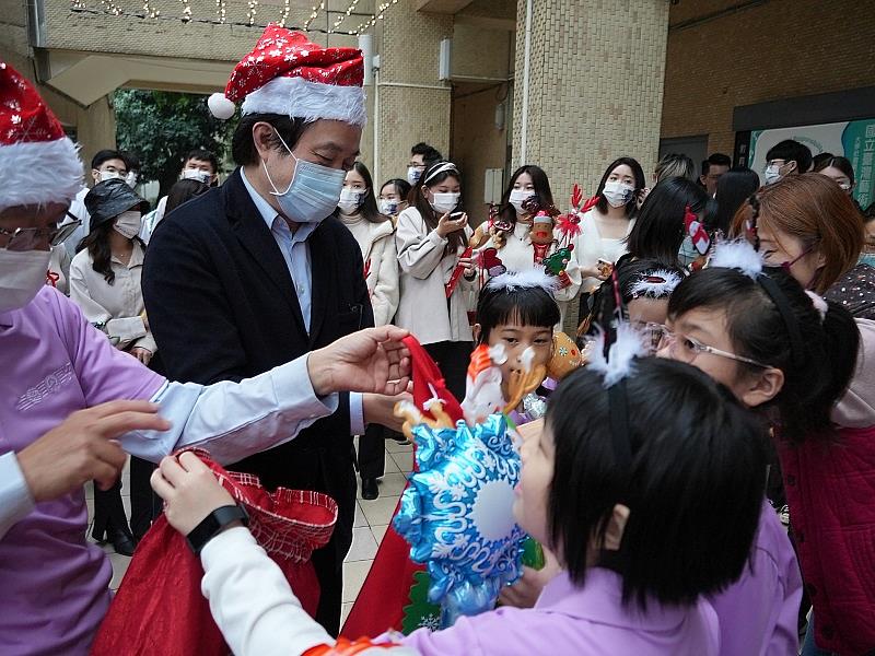 圖2:大家長陳志誠校長發禮物