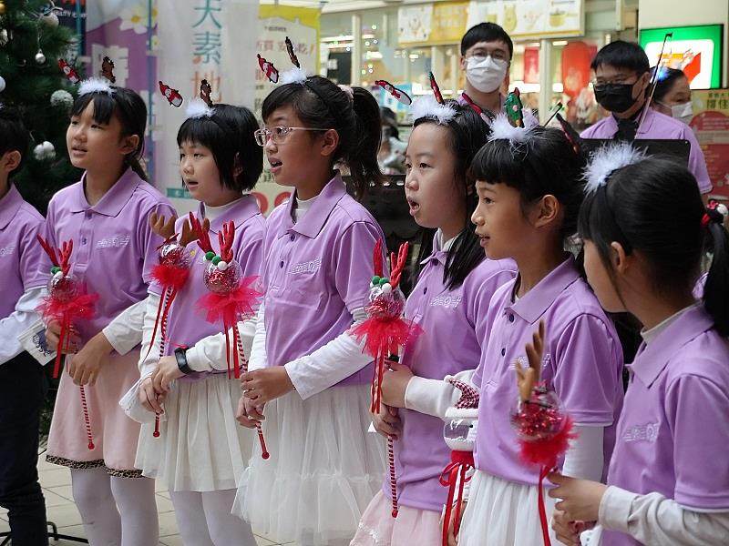 圖4:大觀國小及臺藝大合唱團獻唱平安夜