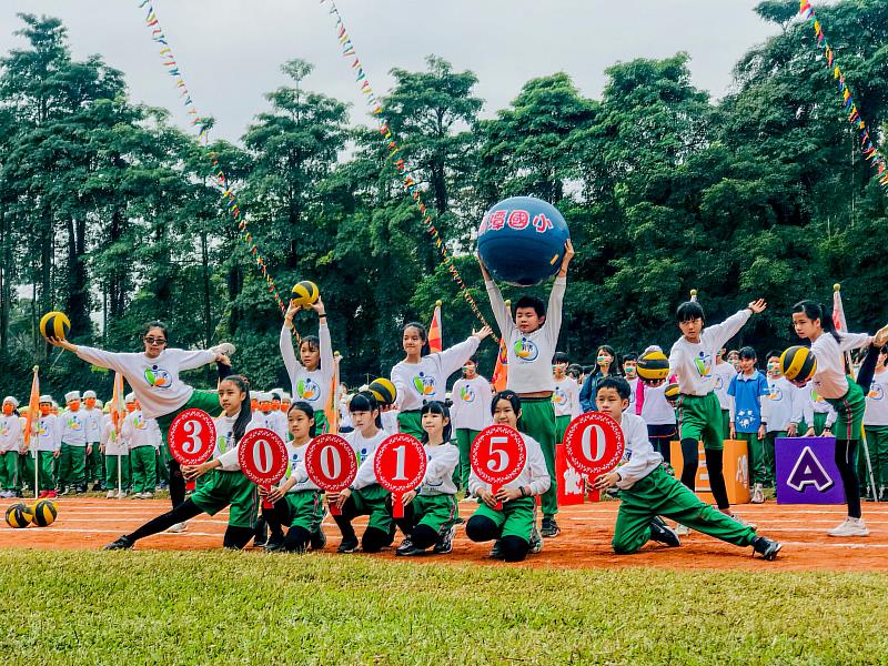 蘭潭國小學生獻上精彩的舞蹈演出，慶祝蘭潭小行星正式命名。