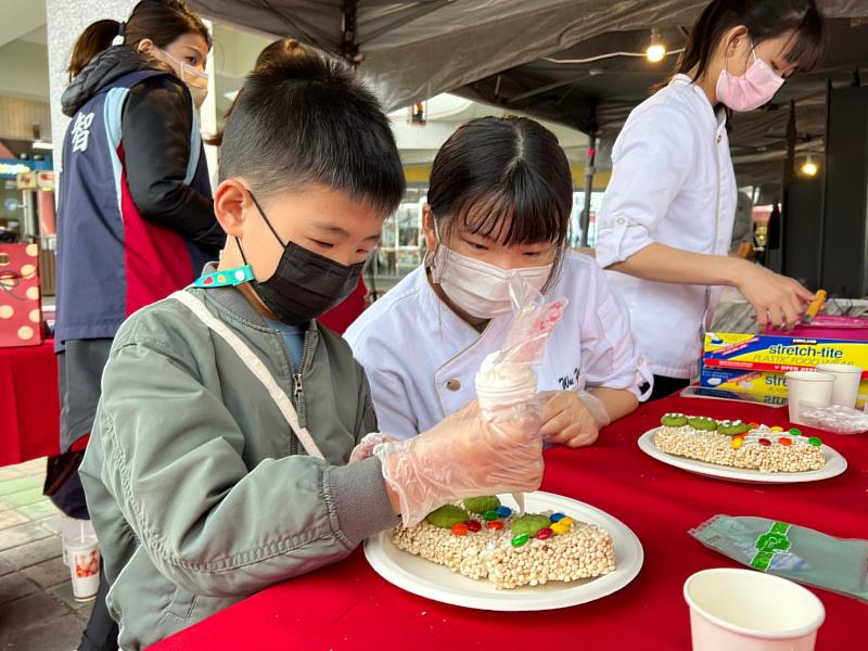 中臺科大食科系學生帶領小朋友製作臺灣風格之爆米香聖誕屋