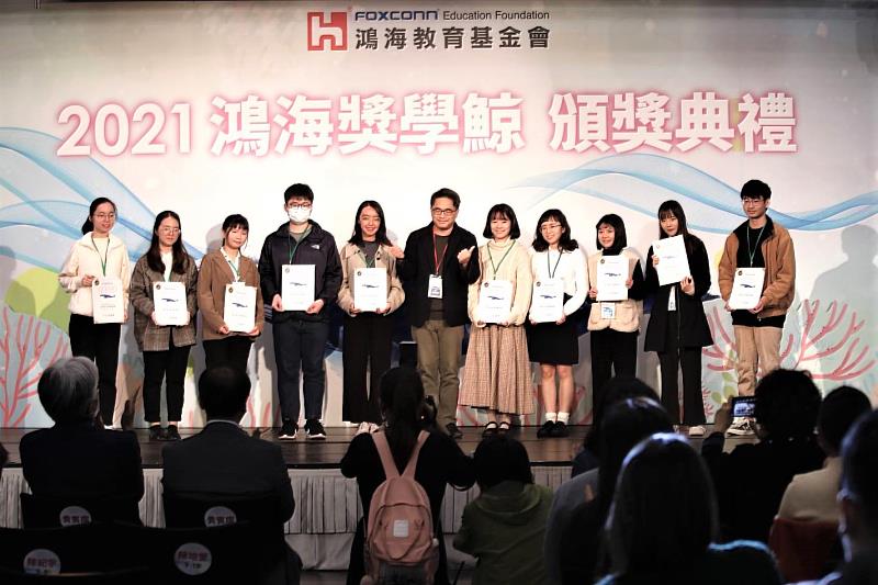 2021鴻海講學鯨頒獎典禮 -(左3)中臺科大食科系學生吳宜霏
