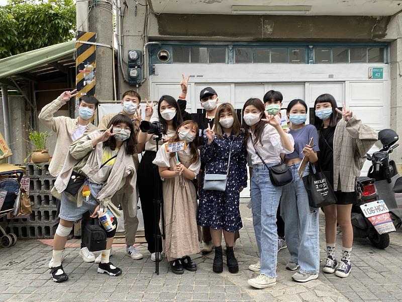 「研夢所」團隊於國華街與受訪民眾合照