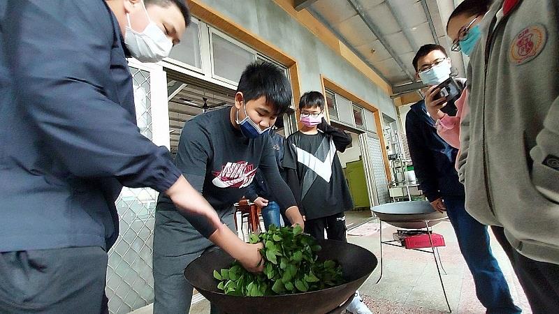 同學體驗製茶工序中的「炒青」，感受製茶的甘苦。