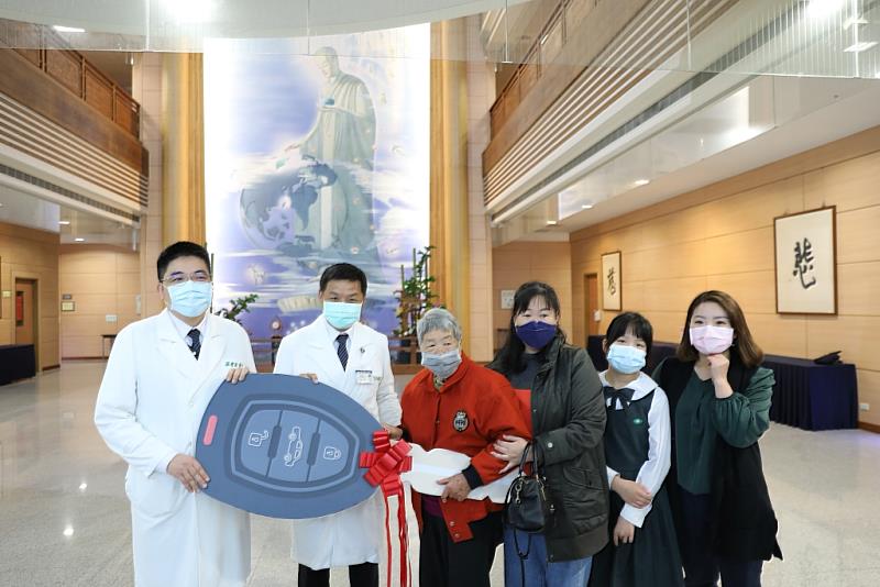 捐贈儀式上由花蓮慈院副院長羅慶徽、緩和醫療科主任謝至鎠與護理部副主任王淑貞代表接受，江阿嬤及家人捐贈居家訪視交通車。