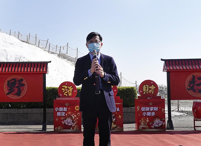 台鹽公司總經理陳世輝歡迎大家來台鹽七股鹽山續鹽(緣)，開心迎向2022年。