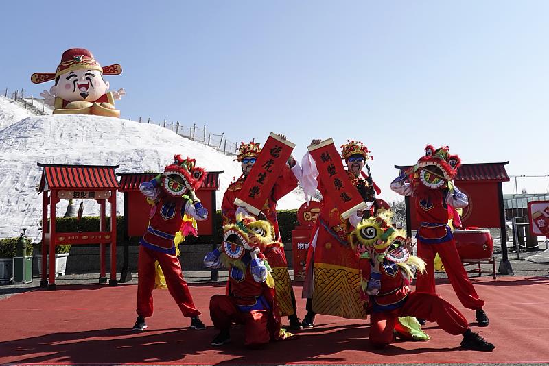 七股鹽山迎財神，超人氣財神爺與舞獅帶來福虎生豐、財鹽廣進好彩頭！
