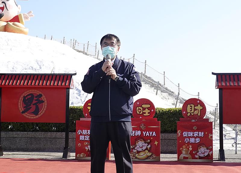 台南市市長黃偉哲邀請大家來七股鹽山𨑨迌，祈求平安健康、財鹽(緣)廣進。