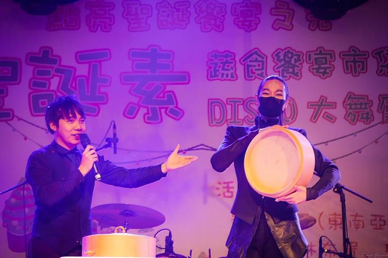 崑大魔術社開場表演邀請國際名模林韋君(右)上台參與魔術秀