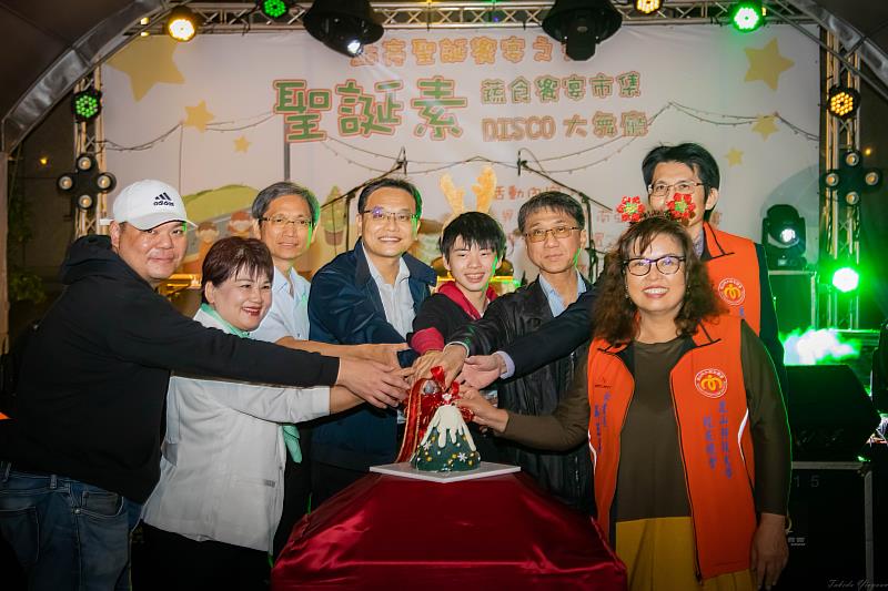 蔬食市集召集人Jeff(左1)與校內師長、學生會會長等貴賓一同切聖誕素蛋糕