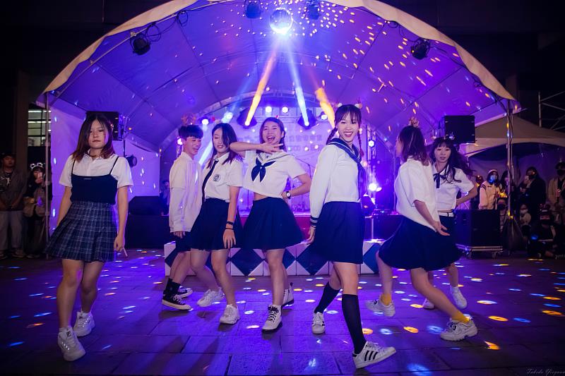 韓舞社帶動現場氣氛，展現大學生的活力熱情