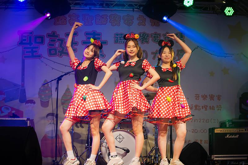 時尚學程ME YOUNG姐姐團體著蔬果裝現場熱舞帶動氣氛