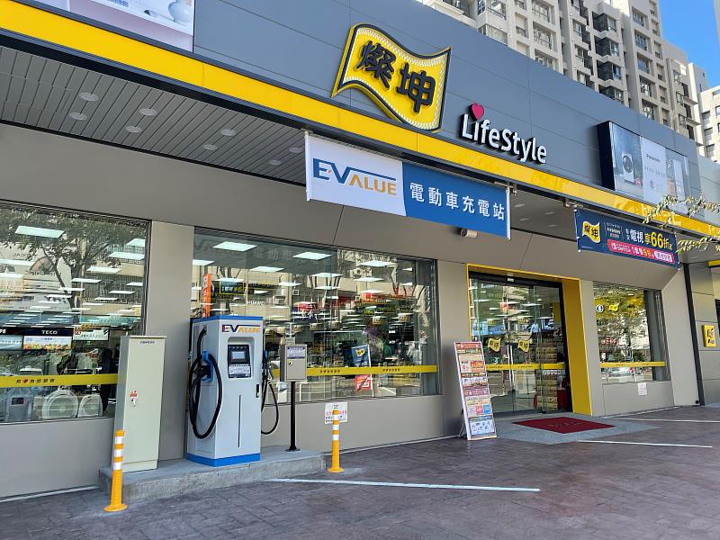 EVALUE宣布與燦坤合作，於停車場提供電動車DC快充服務站，首站台中燦坤五權店正式啟用，。