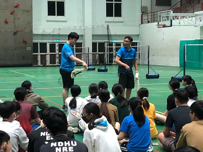 張家昌老師以甩毛巾演示發力動作，邀請學生共同練習。