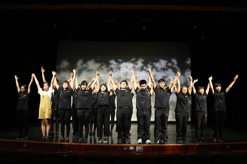 ▲參賽同學們自編、自導、自演，合力完成一齣60分鐘原創舞台劇演出。