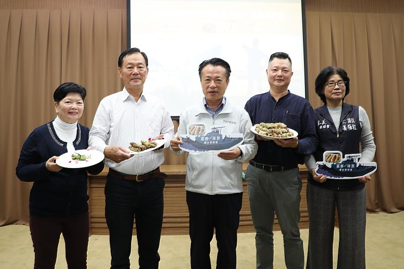 為你最愛的嘉鄉味旅行！嘉義縣地方特色美食影片今發布-右起為縣議員姜梅紅、樺榮海鮮餐廳主廚許樺傑、縣長翁章梁、許樺傑父母