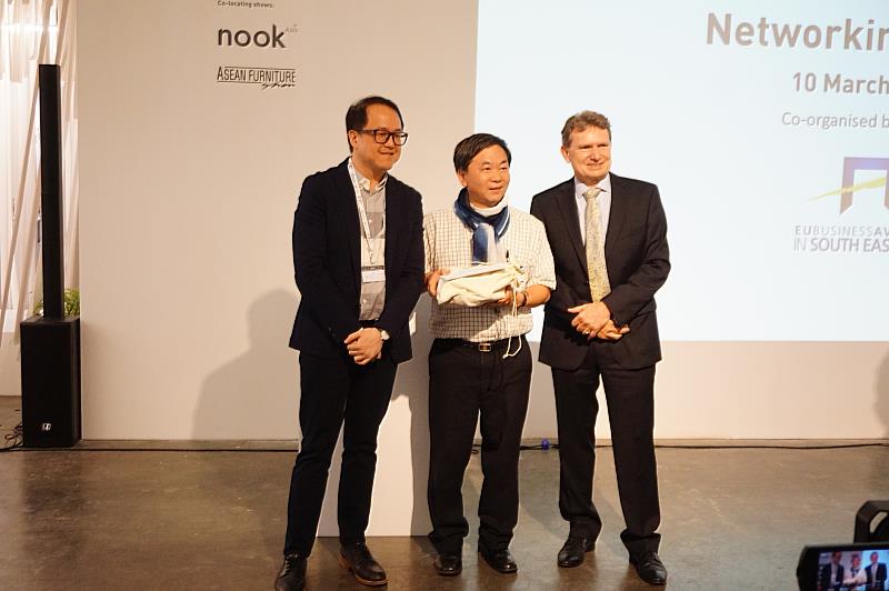 臺中水源地太平藍葉晉玉董事長(圖中)榮獲新加坡國際家具展IFFS-(手工藝及工藝類)最佳裝飾獎為臺灣增光